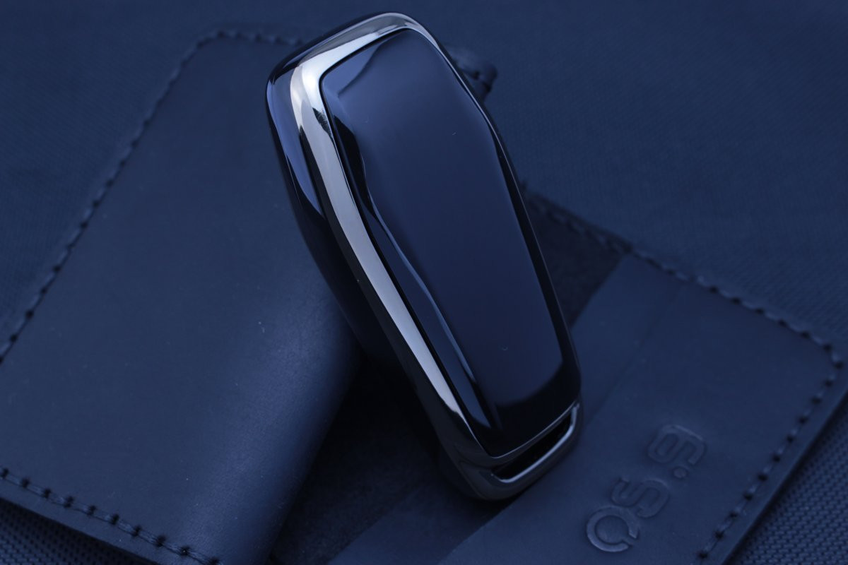 Чохол Ford чорний з золотом