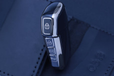 Чохол KIA чорний з золотом