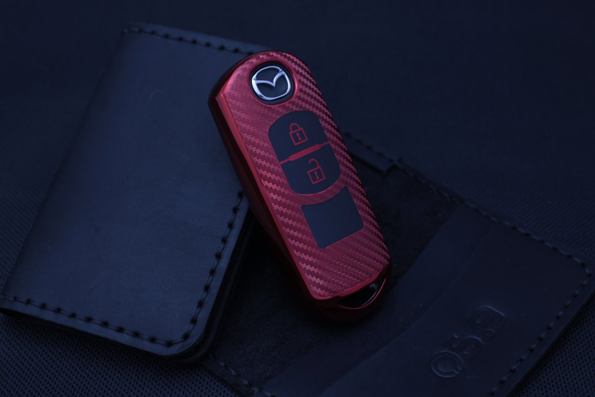 Чохол Mazda carbon універсальний червоний