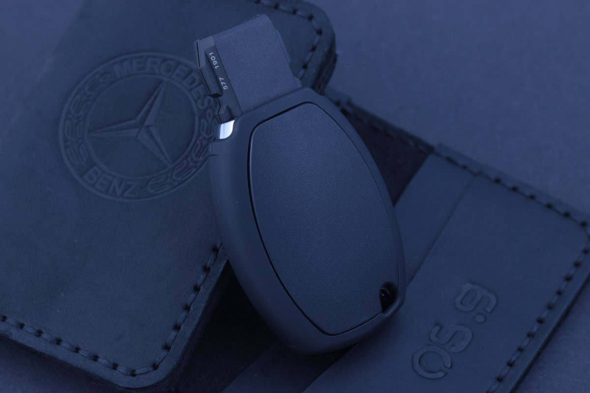 Чохол Mercedes чорний матовий