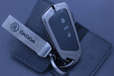 Чохол Skoda сірий метал + шкіра універсальний
