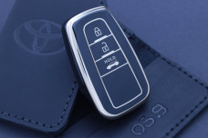 Чохол Toyota чорний з золотом