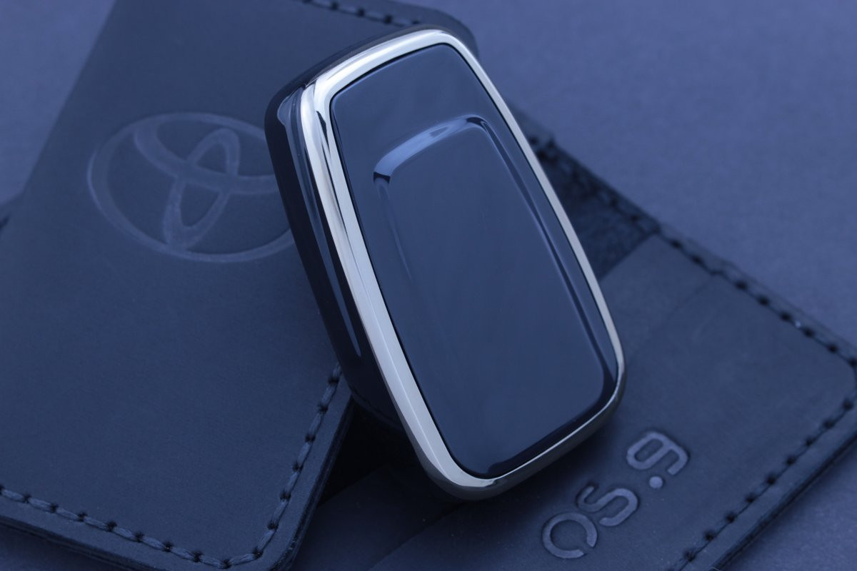 Чохол Toyota чорний з золотом